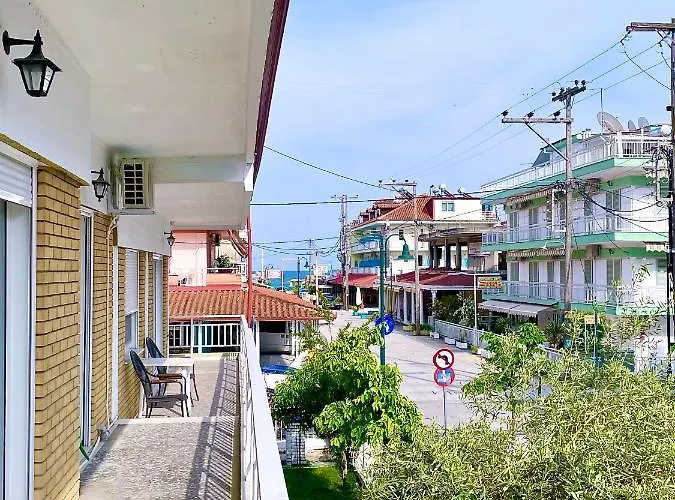 Seaside Family With Wraparound Balcony - Blue Zone Homes Lejlighed Olympiakí Aktí
